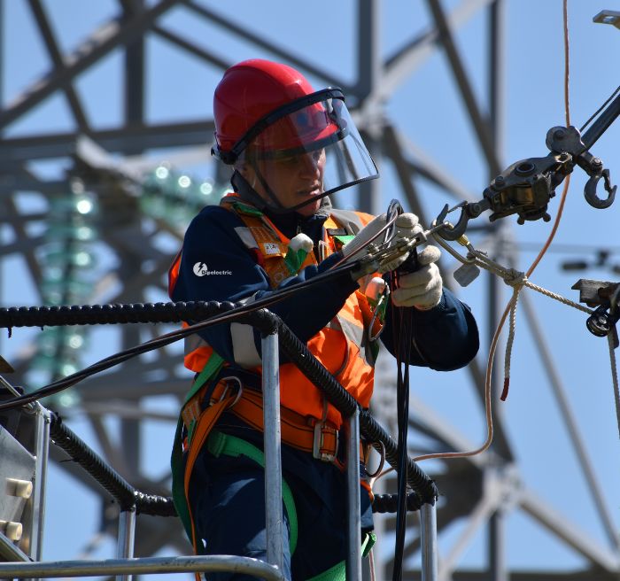 trabajador dipelectric en proyecto de alta tensión para empresa grande